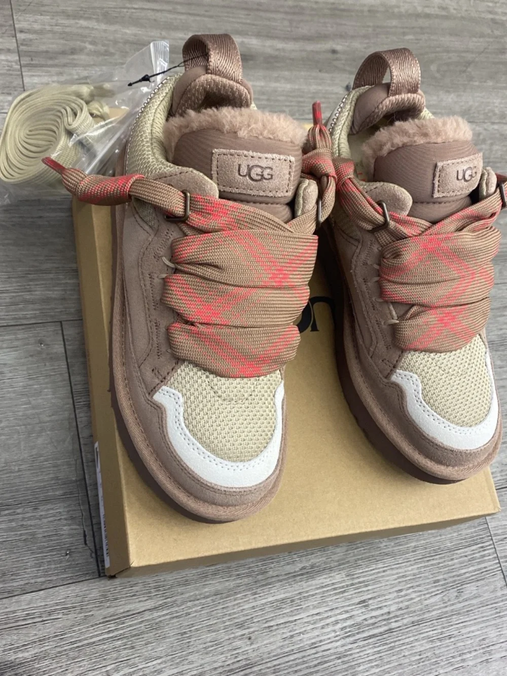 Authentic UGG Lowmel Sneakers RYK Casual Shoes Description: Authentic UGG Lowme